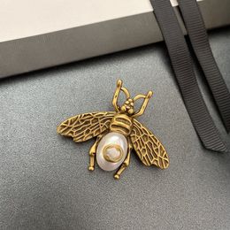 Brooches Gujia 2021 new style glass pearl bee clothing neckpin versatile fashion popular Brooch fashion original packaging