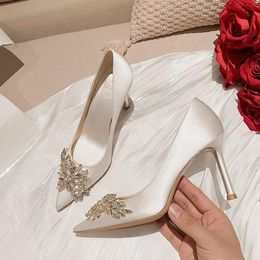 Krysztalsbridal Pumps Blaskowe kobiety spiczaste palce koraliki cienkie wysokie obcasy Białe czerwone płytkie sukienki przeciw dla panny młodej buty Buty Al9696