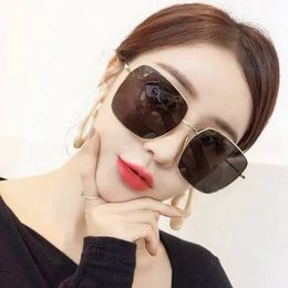 Designer Sunglasses Original Eyeglasses Outdoor Shades PC Frame Fashion Classic Lady Mirrors for Classic Women Men Polarised Lens Glasses Unisex