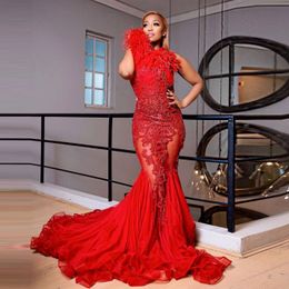 2022 Red Lace Meerjungfrau Abendkleider für arabische Frauen mit Federn Plus Size Sweep Train formelle Prom -Festzug Partykleider Vestidos de Novia