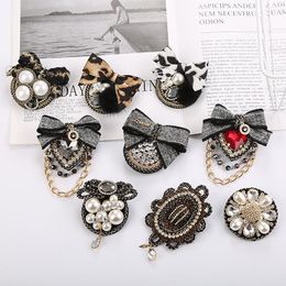 Pins, Brooches Vintage Baroque Court Badge Brooch Leopard Fabric Knitting Bow Design Crystal Tassel Chain Coat Sweater Pin Accessories