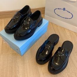 Designer-Schuhe, Monolith-Gummi-Plattform-Damen-Turnschuhe, schwarze, glänzende Leder-Slipper, klobiger runder Kopf-Sneaker, spitze Loafer mit dickem Boden