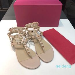 2021 MUJER Color Breakets Spiked Gladiator Flat Women Sandals Stones Stones с шипами сандалией Большой размер дизайнера Женская Дешевая обувь Summer34-41