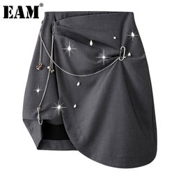 [EAM] Gray Casual Asymmetrical Chains Pearls Pleated Half-body Mini Skirt Women Fashion Spring Summer 1DD8506 210512