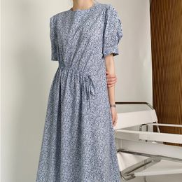 Women Blue Bandage Shirring Printed Robe Dress Round Neck Short Sleeve Loose Fashion Elegant Daliy Summer 210510