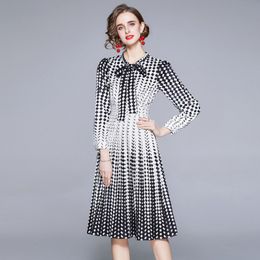 Spring Summer Runway White Black Plaid Print Midi Dress Women's Long Sleeve Vintage Elegant Party Pleated Dress Vestidos 210514