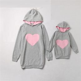 Love Mother Daughter Sweatshirts Family Matching Outfits Look Mommy and Me Clothes Mom Woman Girls Tops Autumn Sweater Hoodies 210724