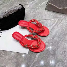 Europäische klassische Luxus-Stil Damen-Flip-Flops, Hausschuhe, modische Ketten-Sandale, geprägte Buchstaben-Schuhe, flacher Slipper, weiches Leder und bequem, Blumendekoration