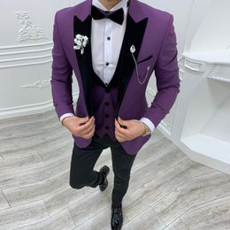 Индивидуальные жениха свадебные смокинги пурпурные 3 штуки Slim Fit Cuts костюмы выпускной вечеринка для бизнес -костюма пиджак жилет черные брюки бесплатно галстук -бабочка