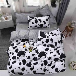 Solstice Bedding Set Duvet Cover Pillowcase Bed Sheet Set Black And White Cow Pattern Printing Quilt Cover Beds Flat Sheet Queen 210706