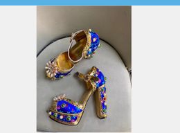 Старинные сандалии женщины с вышивкой Peep-Toe свадебные туфли неоновые голубые гладиаторные римские высокие каблуки женские платформы насосы каблуки каблуки