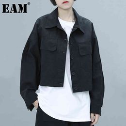 [EAM] Loose Fit Black Pocket Short Big Size Casual Jacket Lapel Long Sleeve Women Coat Fashion Spring Autumn 1DD8333 21512
