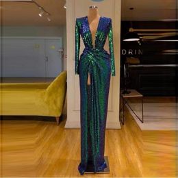 2022 Sexy Green Sequined Prom Dresses Long Sleeves Deep V Neck Front Split Evening Dress Cocktail Party Gowns Single Color No Discoloration