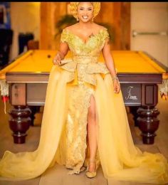 Gelbe Spitze Abendkleider Meerjungfrau 2022 African Long Prom Gowns Split vorne vor der Schulter bescheidene Mutter des Brautkleids Plus Größe CG001