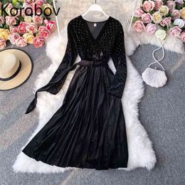 Korobov Autumn New French Retro Hepburn Little Black Dress Waist Slimming Velvet Mid-length V-neck Pleated Dress 210430