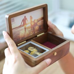 Sinzyo Handmade Wooden Photo frame My heart will go on Walnut Music box birthday Gift For Christmas/Valentine's day gift boxs 210319