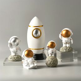 Home Decor Astronaut Figurines Spaceman With Moon Sculpture Decorative Miniatures Cosmonaut Statues Gift For Man & Boyfriend 210318