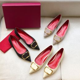 2021 Sandálias de Luxo Sandálias Fashion Fashion Pointed Toe Single Dress Shoes Top Quality Leather Metal Buckle Senhoras Confortável Soled Soled Slides Locais