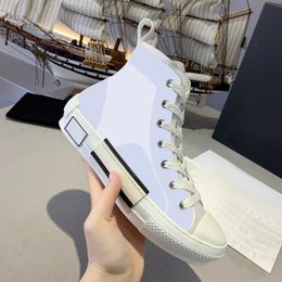 Sneakers in edizione limitata. Intervista ad un reseller - La scuola fa  notizia