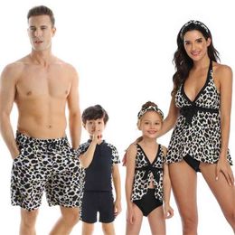 Aile Eşleştirme Mayo Leopar Baskı Mayo Anne Kızı Bikini Beachwear Yüzme Sandıklar Erkekler Mayo 210521