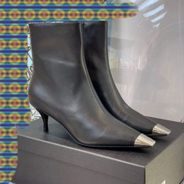 Projeto metálico de dedos dos pés Botas de salto alto Botas de salto alto dedos redondos dedos do pé dedos do pé Calfskin de couro moda moda botas para as mulheres Luxury Designer Shoes Fábrica Sapato