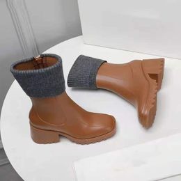 21 Qualidade superior Designers de luxo mulheres Meia botas de cor misturadas quadradas de lã dedos de dedos Rainboots Rainboots Sapatos de plataforma de saltos de corteses combates botinhas
