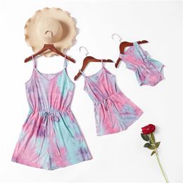 Tie Dye Familie Passenden Outfits Mutter Tochter Strampler Frauen Mädchen Casual Sommer Sling Strampler Mama Baby Kinder Party Kleidung