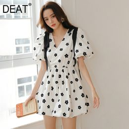 DEAT Women White Patchwork Printing Bandage Bow Dress New V-Neck Short Puff Sleeve Loose Fit Fashion Tide Summer 7E0881 210428