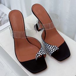 2022 Diseñador de lujo Mujeres Sandalias de tacón alto zapatillas Transparente Cubierta Shoelace Thumb Negro Cristal Diamante Lado decorativo Recorte lateral con caja