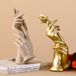 Home Decoration Resin Sculpture Statue Living Room Wine Cabinet Modern Fashion Hand-held Rose Ornaments Golden Crafts Gift 210329