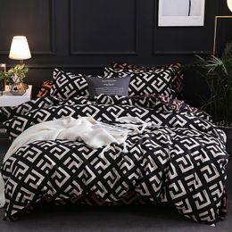 Set di biancheria da letto di lusso nero Set copripiumino in lino singolo full size in poliestere Set moderno plaid per uccelli Anime con federa