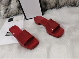 2021 sommer frauen Sandalen mit Blockabsatz Top Qualität Alphabet Gummi Leder Frauen Sandale Schuhe Hausschuhe