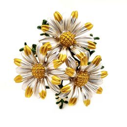 Sweet White Yellow Enamel Trio Daisy Brooch Pin for Women Dress Coat Shawl Wrap Business Suit Cluster Flower Jewelry