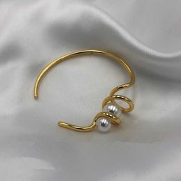 2020 Design New Exaggerated Metal Gold Wave-shaped Twisted Double Pearl Bracelet Women's Bracelet Party Jewelry Gift Q0719