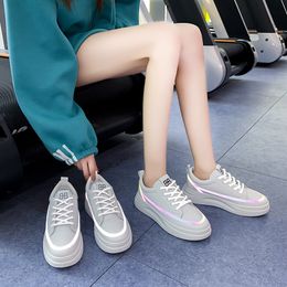 2021 Tasarımcı Kadın Koşu Ayakkabıları Siyah Gri Yansıtıcı Moda Bayan Eğitmenler Spor Sneakers Yüksek Kalite Boyutu 35-40 QF