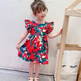 Neues Sommermädchenkleid für Kinder mit kleinen fliegenden Ärmeln und superschönem Prinzessinnenrock mit rotem Yingshan-Aufdruck