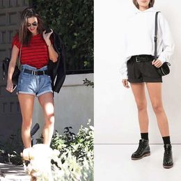 Women's Shorts The same style of star rta22s will be received in spring summer with a free leather belt, loose straight tube crimped jeans and shorts