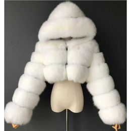 毛皮のフェイク高品質の毛皮のようなクロップドとジャケットフード付き冬のジャケットマントーフェムHKD230727とふわふわしたトップ
