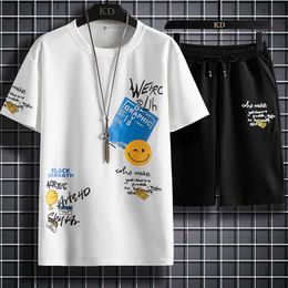 2021 Summer New Men's Sets Round Collar Fashion T-Shirt And Shorts Youth Graffi Letters Printed Casual Suit Plus Size 4XL X0610