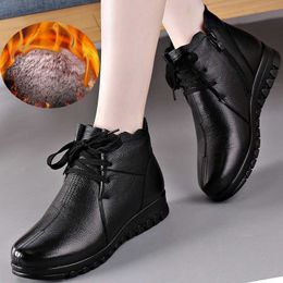 OUKAHUI 2020 Autumn New Genuine Leather Black Ankle Boots For Women Lace-Up Flat Low Heel Winter Warm Plush Ladies Short Boots Y0914