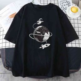 Astronaut Travels In Space Printing Women's Tshirt Leisure Style Tops Fashion Oversized Tshirts spring summer Women's t-Shirt G220228