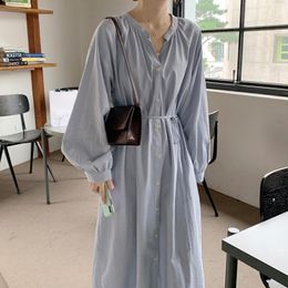 -Vestido azul coreano 2021 otoño de las mujeres suelta simple con cuello en V de lantería retro de la linterna de una sola pecho camisa larga hembra Q300 vestidos casuales