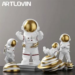 Modern Home Decor Astronaut Figures Birthday Gift For Man & Boyfriend Abstract Statue Fashion Spaceman Sculptures Gold Colour 210811