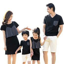 Family Matching Outfits Mommy Daddy And Me Clothes Mother Daughter Dress Summer T-shirt 210429