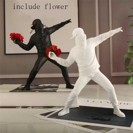 Figurines Banksy Throw Flower Boy Street Art Industrial Wind Statue Desk Ornaments Grey Trend Creative Home Living Room Decor 211105