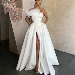 Elegant White Evening Dresses Sexy High Side Split Party Gowns Floor Length Ruched Satin With Pockets Feather Fur Prom Dress Strapless Customise