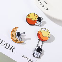 Cute Spaceman Balloon Brooches Pin for Women Fashion Dress Coat Shirt Demin Metal Funny Brooch Pins Badges Backpack Gift Jewellery