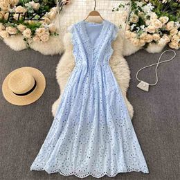 Summer Bohemian Dress Women Retro Hollow Wood Ear Sleeves Beach Dresses Ladies Elegant Lace V-neck Slim Holiday Long Robe 210525