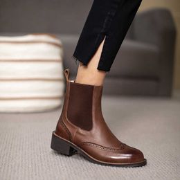 Winter/autumn Real Leather Chelsea Boots Retro Carved Women Round Toe Ankle British Style Short Shoes 210911