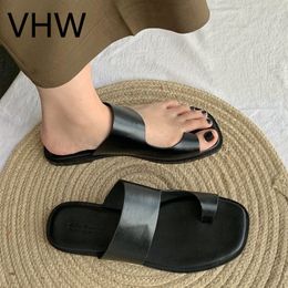 Women Sandals 2021 Summer Fashion Square Separated Toe Slippers Vintage Black Sandals Women Summer Casual Beach Flip Flops